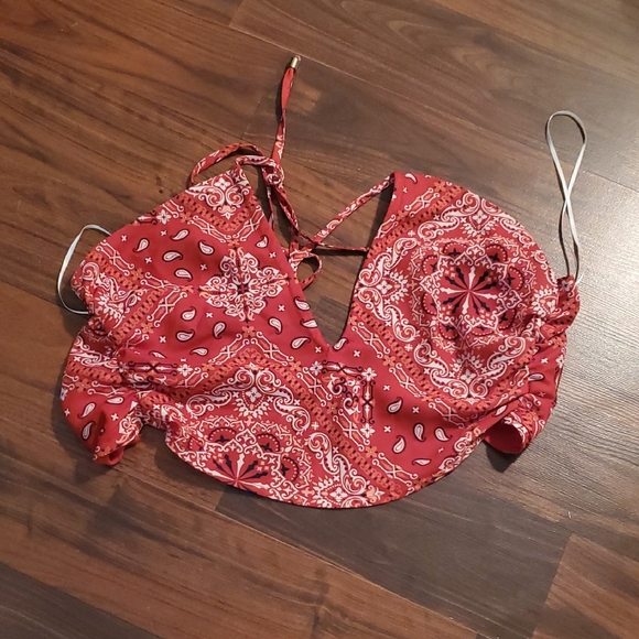 Chic Red Bandana Print Crop Top - Picture 1 of 8